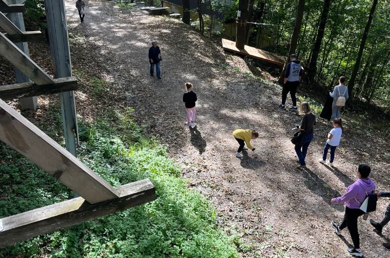 Članovi Green Future Association prikupljaju smeće na izletištu Ilinčica.